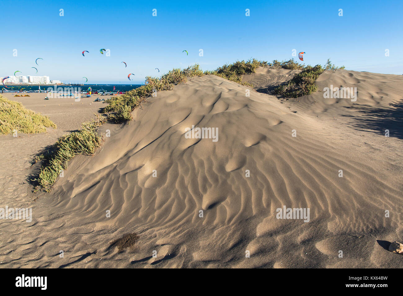 Las dunas de arena y tabibas en el playa Medano. Montaña Roja en el fondo.  La isla de Tenerife Fotografía de stock - Alamy