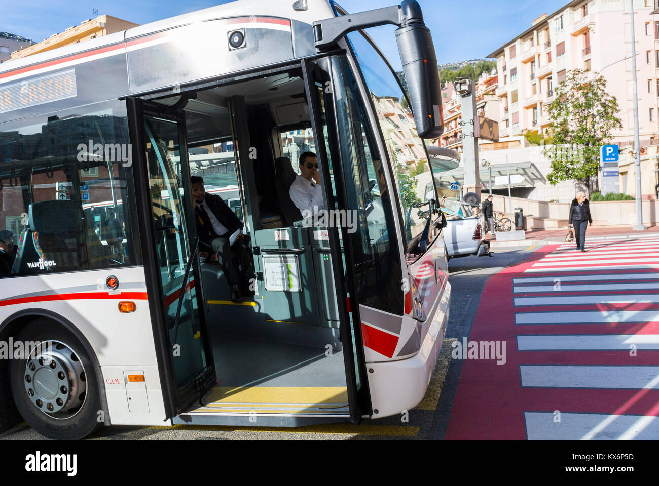 Mónaco, Monte Carlo, autobús público con puerta abierta en la calle en la  parada de la estación de Tra-in Fotografía de stock - Alamy