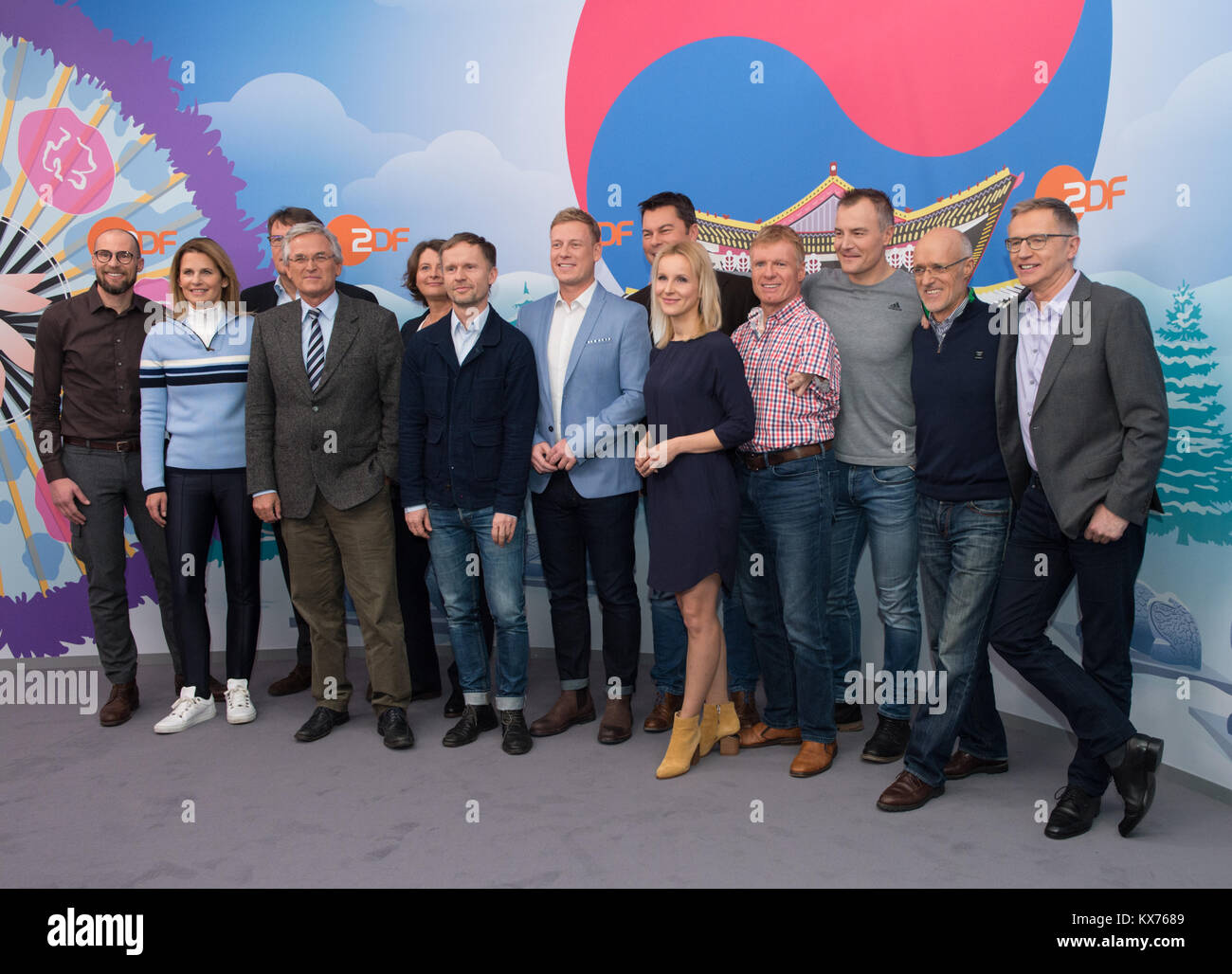 Des Gruppenfoto ZDF Moderationsteam bei Olympia 2018. VL: Marco BUECHEL (ZDF Ski Alpin-Experte), Katrin MUELLER-HOHENSTEIN (ZDF Moderatorin vivir Olympia), ZDF Teamchef Thomas FUHRMANN, Dr.Peter Frey (ZDF, Chefredakteur), ZDF Programmchefin Anke SCHOLTEN, Alexander Ruda (ZDF moderador), Markus daño (ZDF/Doping Experte Sportpolitik), Yorck POLUS (ZDF Moderador Paralímpicos), Katja STRESO Moderatorin (ZDF), Matthias Berg (ZDF Paralympics-Experte), Sven FISCHER (ZDF), Toni INNAUER Biathlon-Experte (ZDF), Norbert Skisprung-Experte Koenig (ZDF moderador). ARD/ZDF - Olympia- und Paralímpicos Presseko Foto de stock