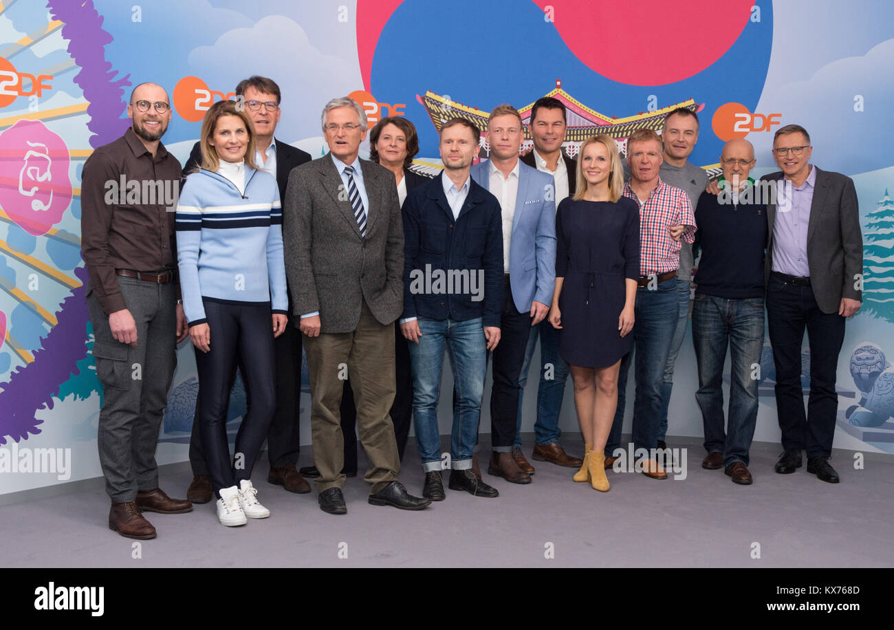 Des Gruppenfoto ZDF Moderationsteam bei Olympia 2018. VL: Marco BUECHEL (ZDF Ski Alpin-Experte), Katrin MUELLER-HOHENSTEIN (ZDF Moderatorin vivir Olympia), ZDF Teamchef Thomas FUHRMANN, Dr.Peter Frey (ZDF, Chefredakteur), ZDF Programmchefin Anke SCHOLTEN, Alexander Ruda (ZDF moderador), Markus daño (ZDF/Doping Experte Sportpolitik), Yorck POLUS (ZDF Moderador Paralímpicos), Katja STRESO Moderatorin (ZDF), Matthias Berg (ZDF Paralympics-Experte), Sven FISCHER (ZDF), Toni INNAUER Biathlon-Experte (ZDF), Norbert Skisprung-Experte Koenig (ZDF moderador). ARD/ZDF - Olympia- und Paralímpicos Presseko Foto de stock