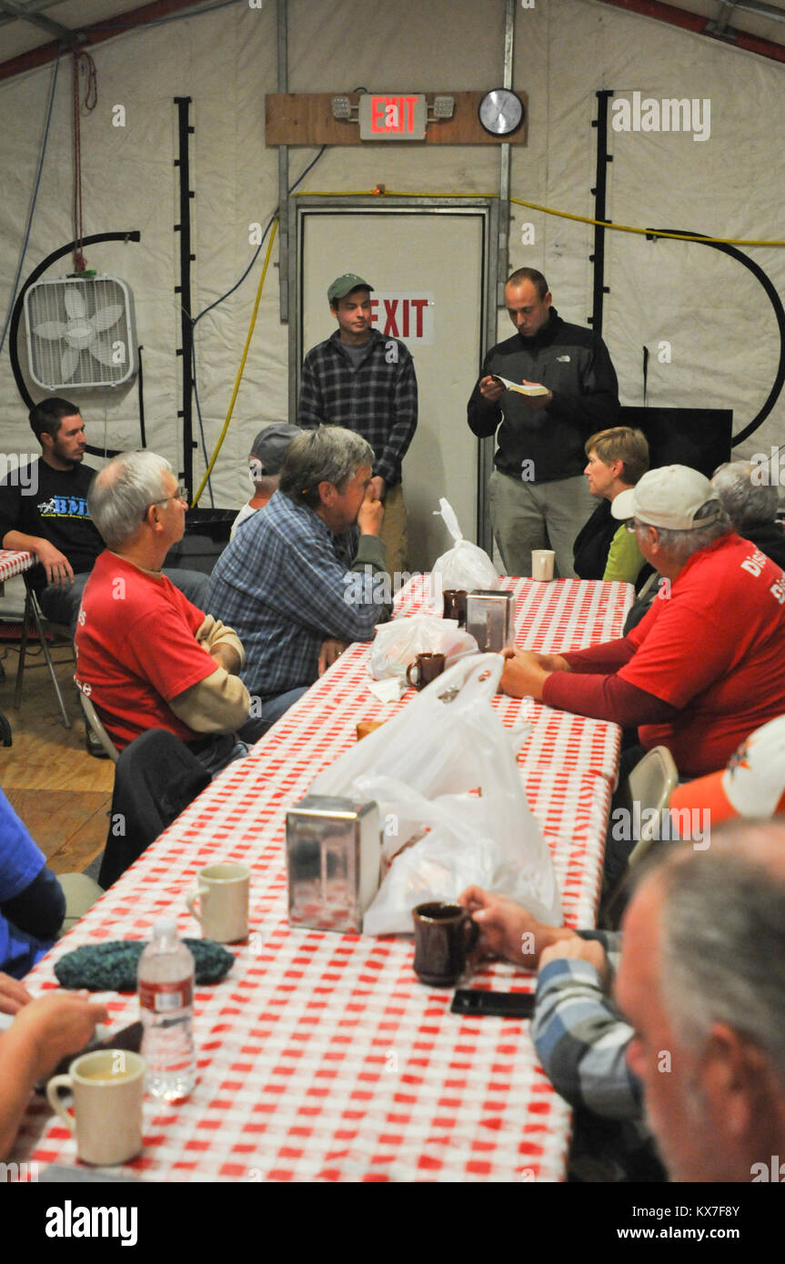 Galena, AK - Michael Baden (derecha) de Morganton, N.C., y Derek Ehrnschwender (izquierda) de Knoxville, Tennessee, compartir escrituras como parte de la Misión de los voluntarios de la Iglesia Metodista Unida en la mañana en la carpa comedor devocional en el campamento del Respondedor en Galena, Alaska, el próximo 9 de septiembre. Baden y Ehrnshwender son primos que voluntariamente con UMVIM venir a galena para ayudar a los residentes en la reconstrucción tras las inundaciones de primavera a lo largo del río Yukón. A finales de mayo, hojas grandes de hielo obstruyeron el Yukón abajo de Galena. Las aguas del río aumentó rápidamente y ha incumplido sus bancos, inundando la ciudad, destruyendo viviendas, Foto de stock