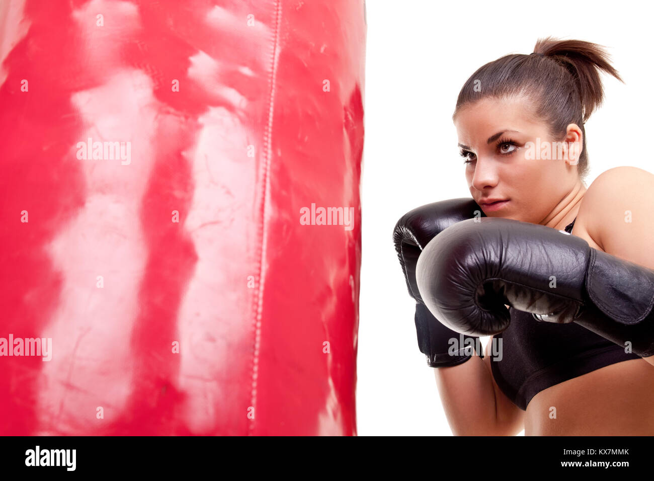 Una Mujer Boxeadora Con Un Chándal Rojo Golpea Un Saco De Boxeo. Fotos,  retratos, imágenes y fotografía de archivo libres de derecho. Image  200247997