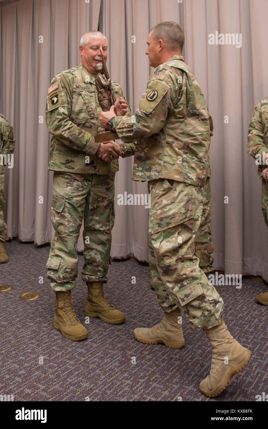 La Guardia Nacional del Ejército de los Estados Unidos con su familia