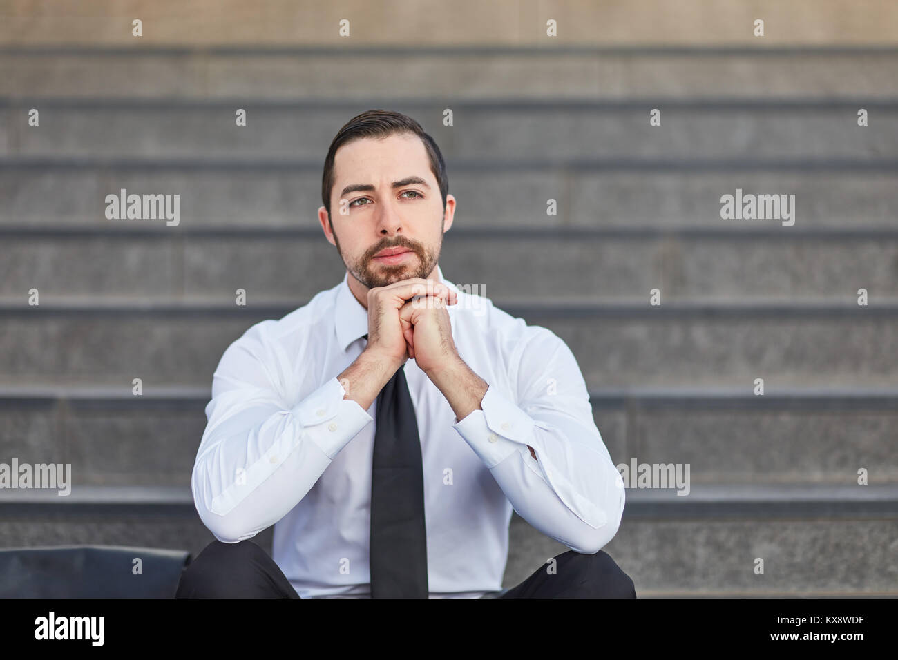 Hombre de negocios con daydream sentar cabeza en manos Foto de stock