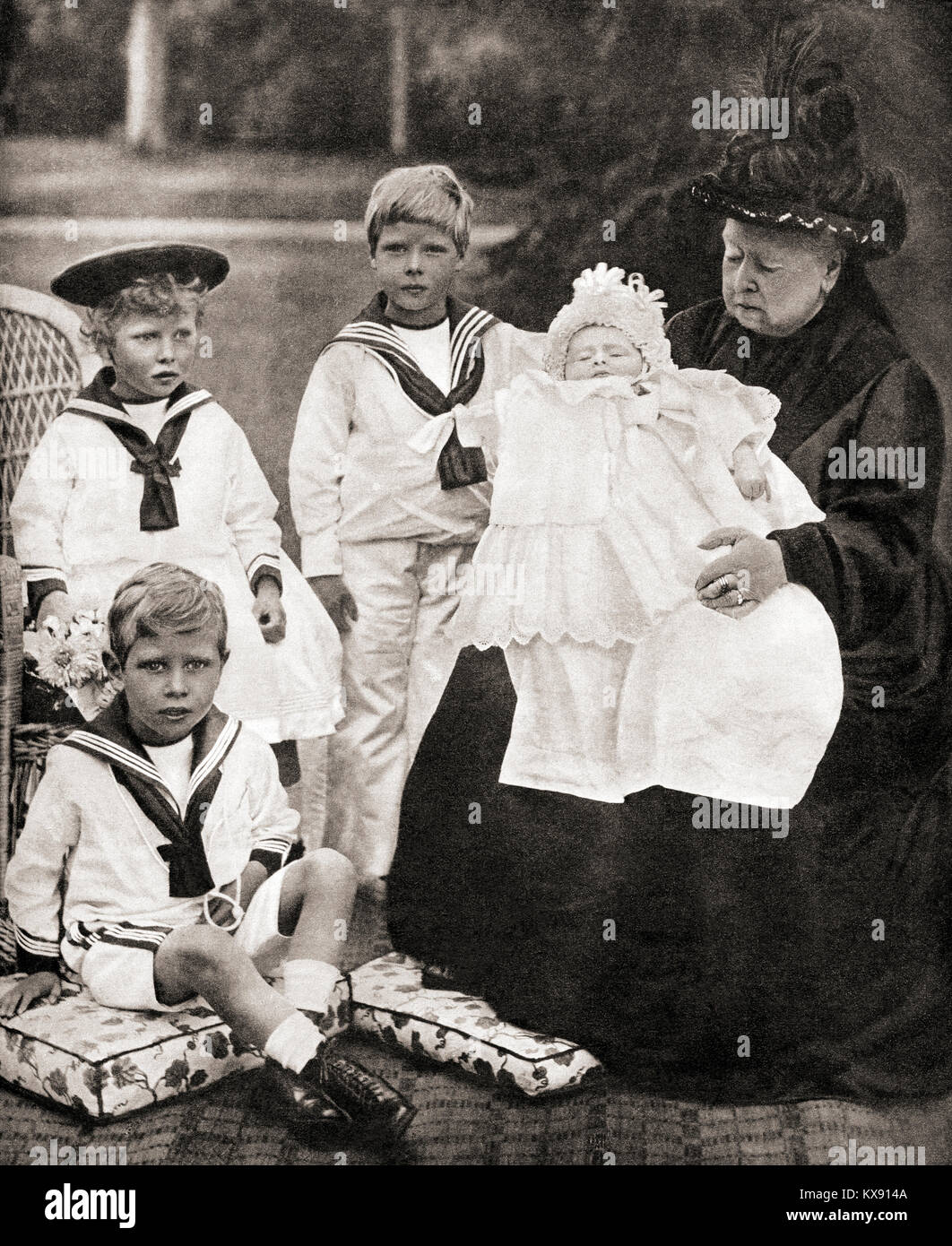La reina Victoria y su gran grand-niños, de izquierda a derecha, el Príncipe Alberto (futuro Jorge VI), la Princesa María (Princesa Real), Prince Edward (futuro Rey Eduardo VIII) y el Príncipe Enrique (futuro Duque de Gloucester), visto aquí en 1900. Victoria, 1819 - 1901. La Reina del Reino Unido de Gran Bretaña e Irlanda. Foto de stock