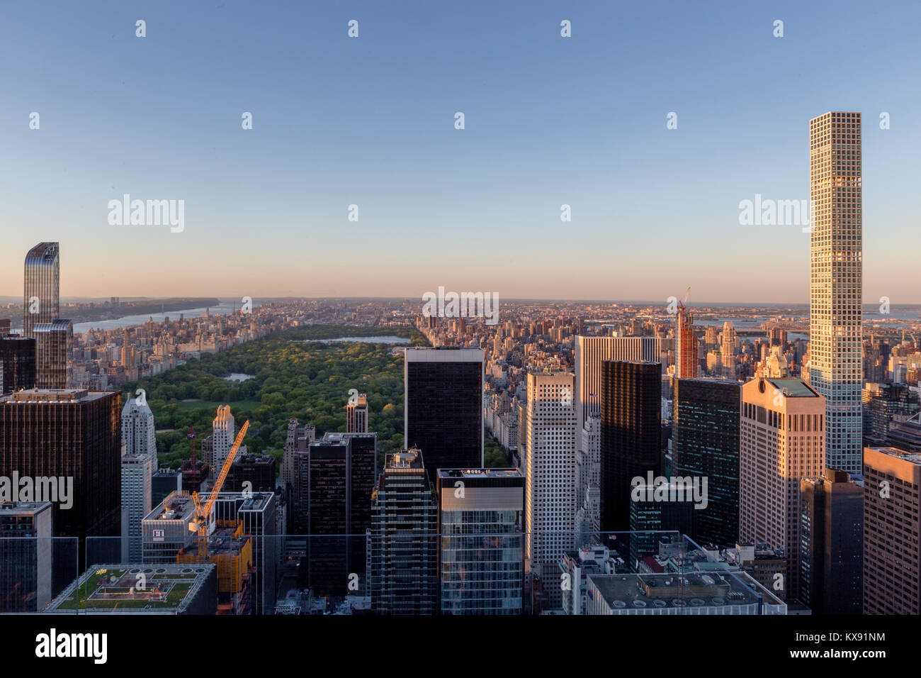 Vista panorámica del centro de la ciudad desde la cima de la roca, NY Foto de stock