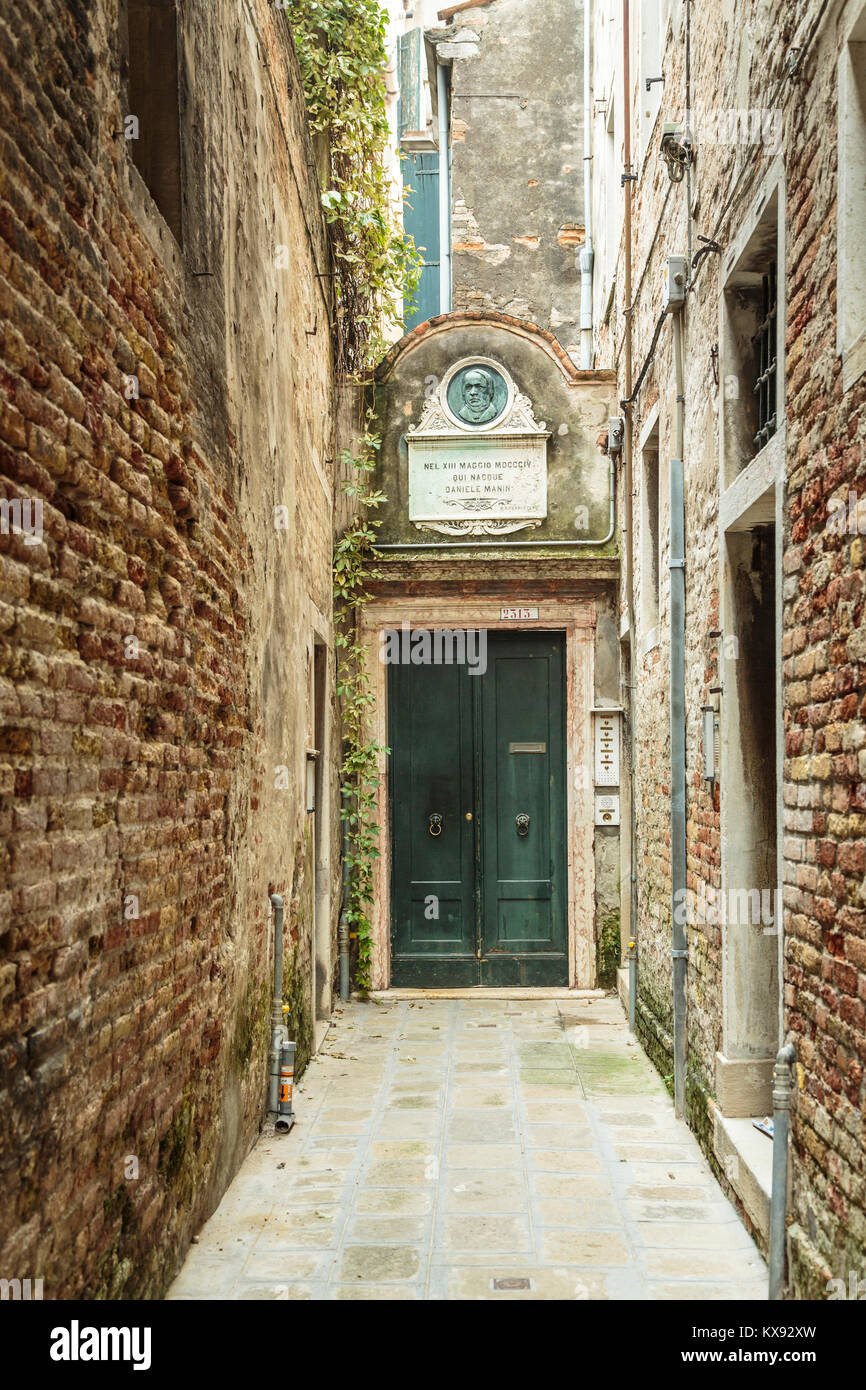 Una puerta de entrada al final de una calle estrecha en el Veneto, Venecia,  Italia, Europa Fotografía de stock - Alamy