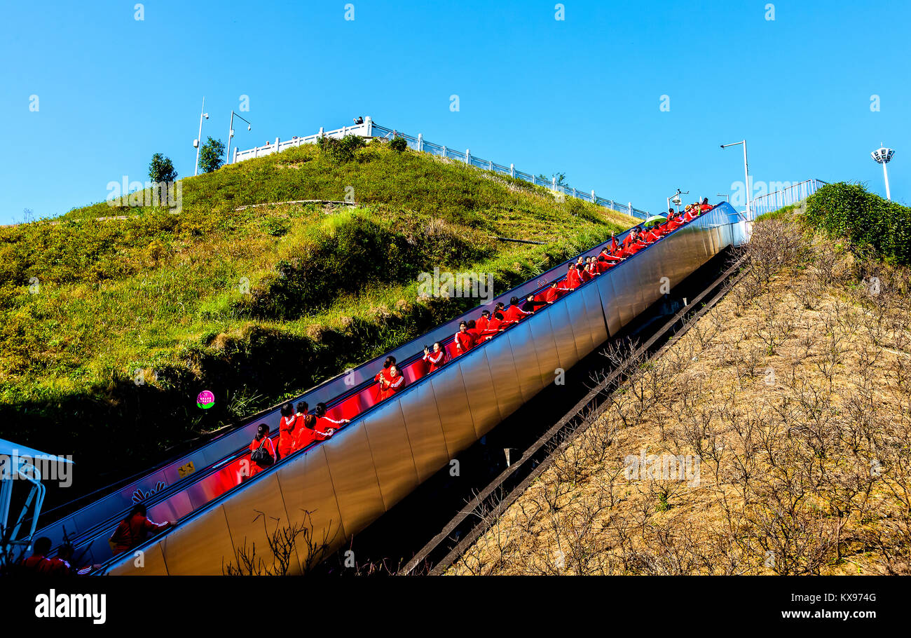 Los alumnos chinos en piscina ascensor hasta el mirador de la presa de las Tres Gargantas, en el Río Yangtze en China Foto de stock
