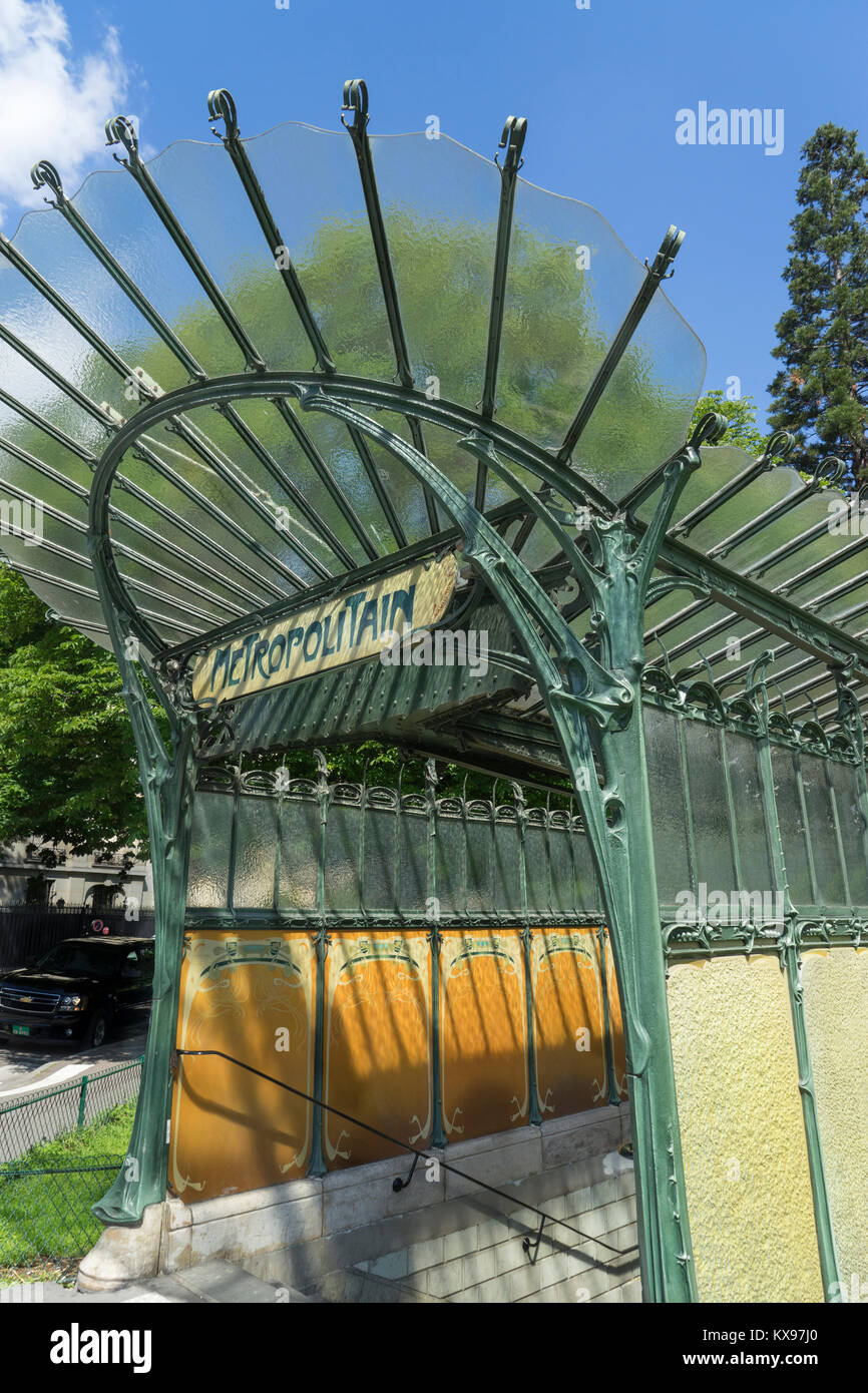 Una de las bocas del metro original, circa 1900, Porte Dauphine, Paris,  Francia Fotografía de stock - Alamy