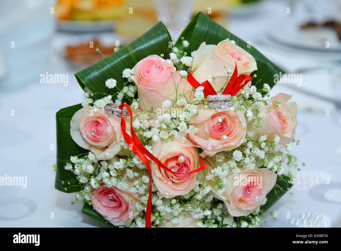 Compromiso y boda blanca ramo de flores. Bouquet de boda hermosa con  diferentes tipos de flores, rosas. anillos de boda y detalles de boda .  Cinta de boda Fotografía de stock - Alamy