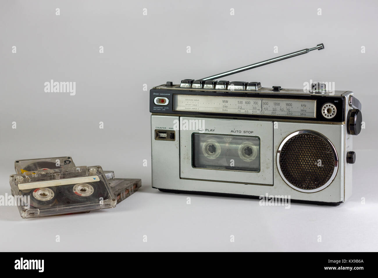 Antigua radio y grabadora de cassettes con casetes aislado sobre fondo