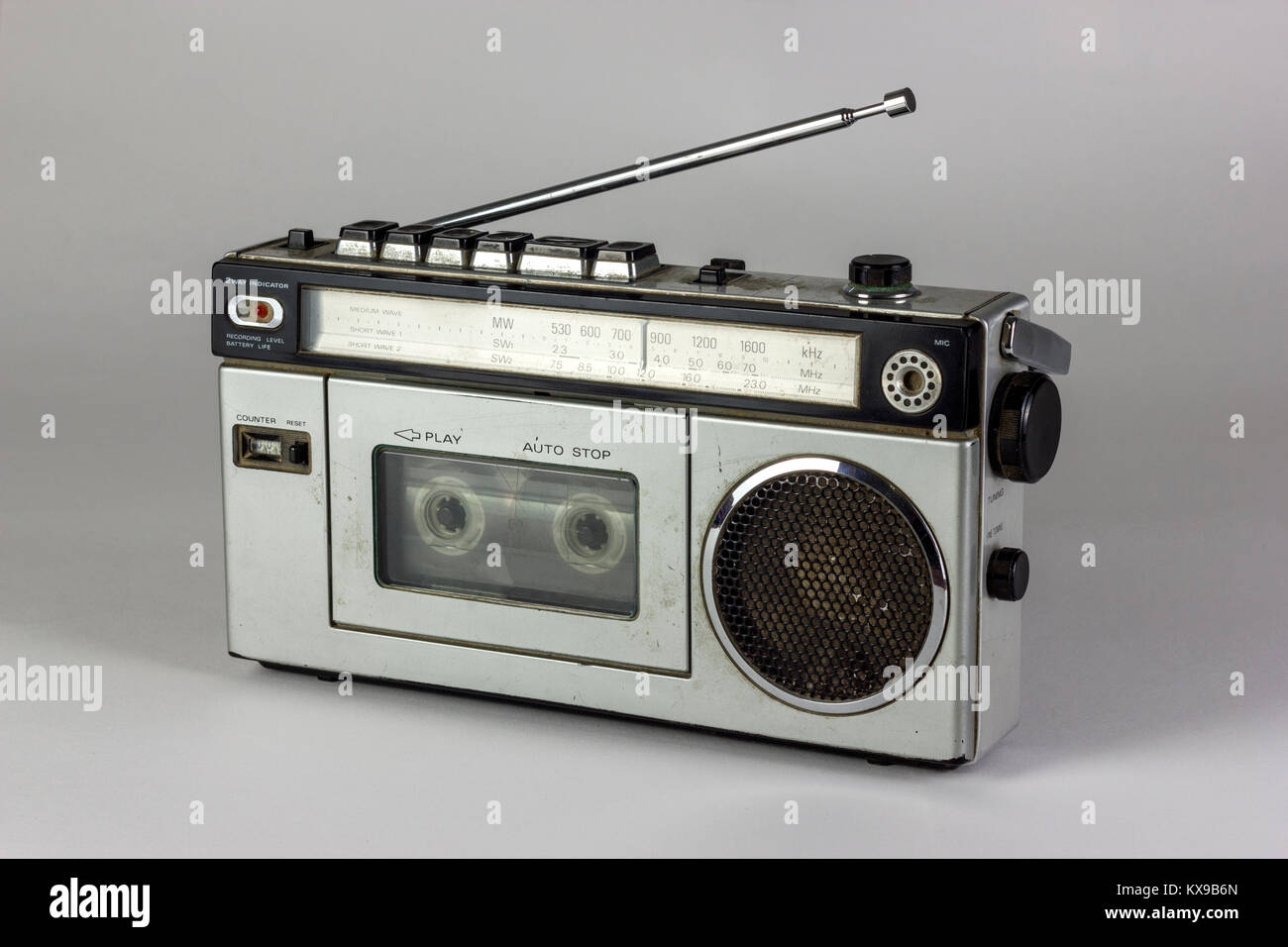 Antigua radio y grabadora de cassettes aislado sobre fondo blanco  Fotografía de stock - Alamy