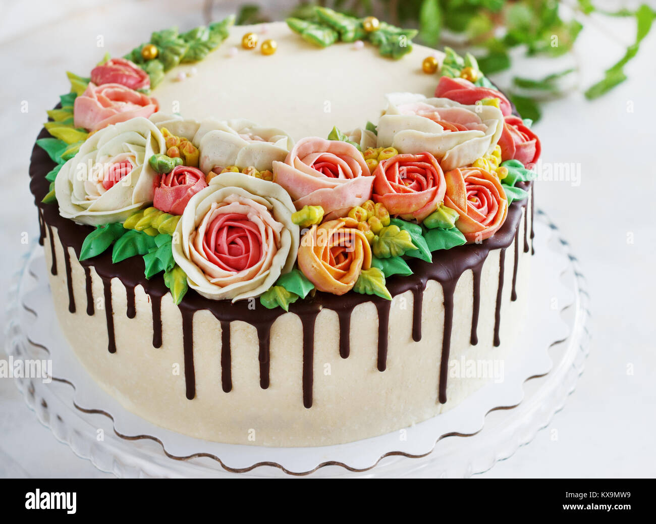Pastel con flores comestibles fotografías e imágenes de alta resolución -  Alamy
