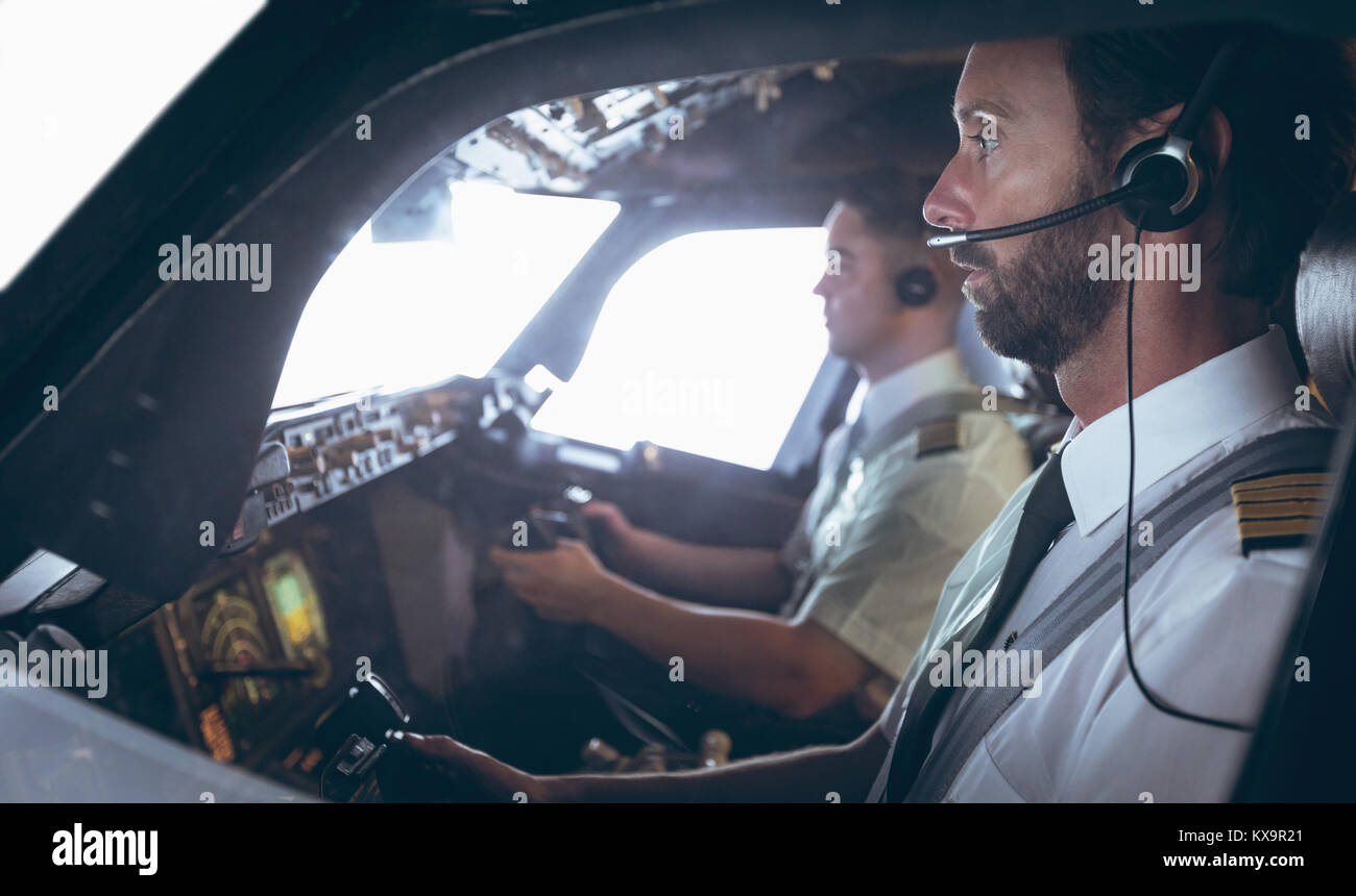 Piloto y copiloto volando un avión Fotografía de stock - Alamy