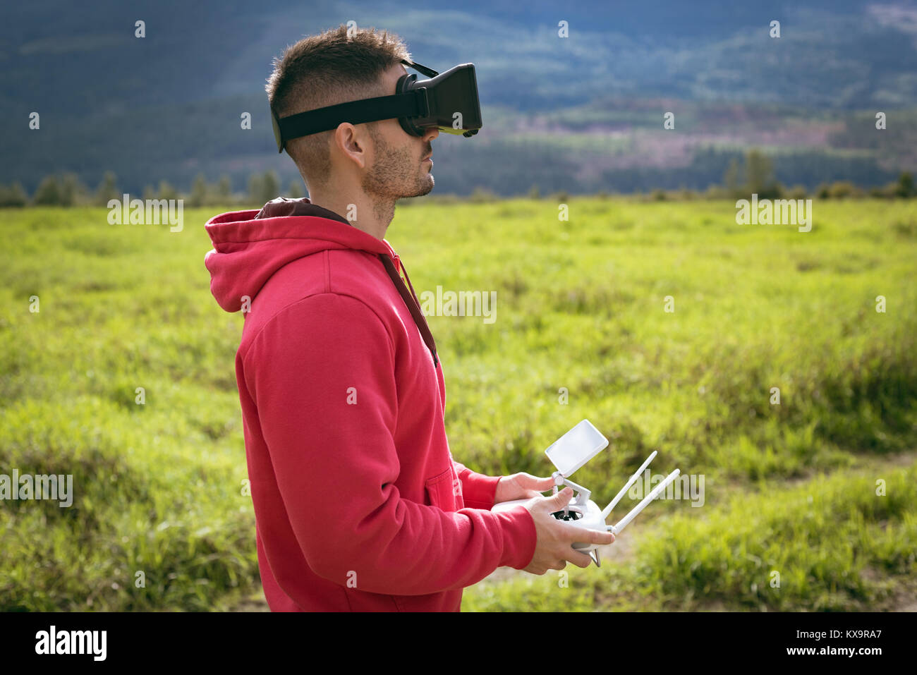 El hombre llevaba gafas de realidad virtual y control de drone Foto de stock