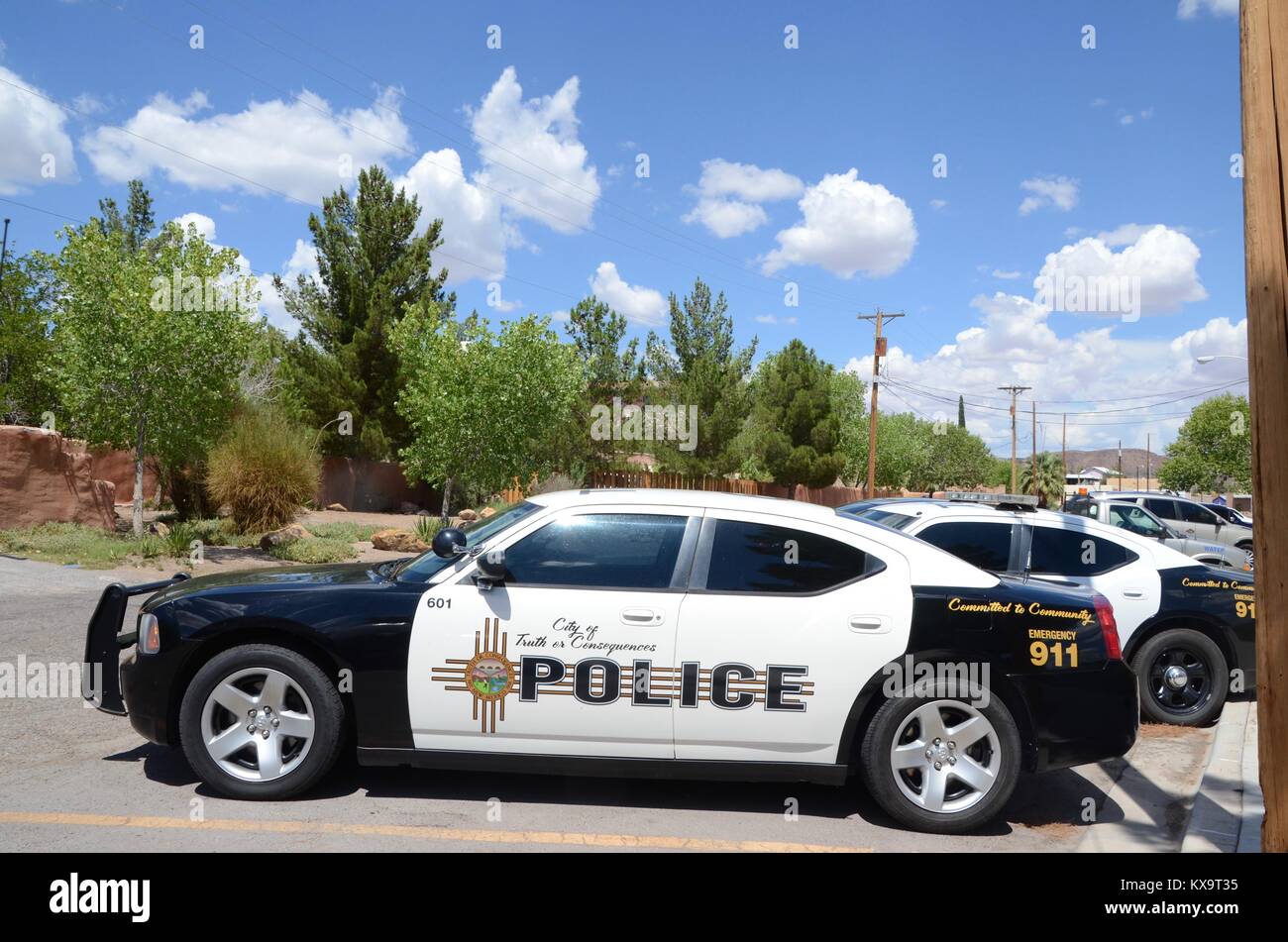 Coches De Policia Estacionado En La Verdad O Consecuencias Nuevo Mexico Ee Uu Fotografia De Stock Alamy