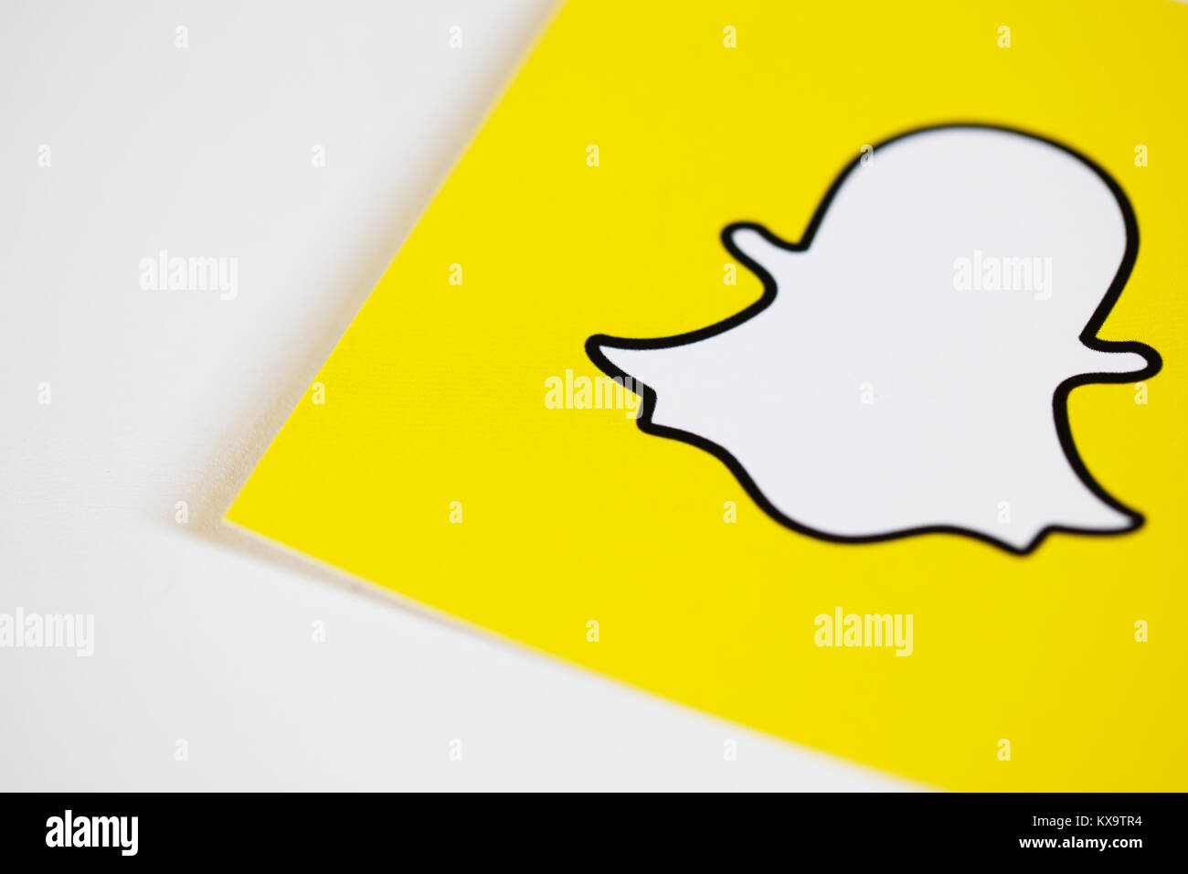 OXFORD, Reino Unido - 5 de diciembre 2016: Snapchat logotipos impresos en papel. Snapchat es una popular aplicación de medios sociales para compartir mensajes, imágenes y vídeos Foto de stock