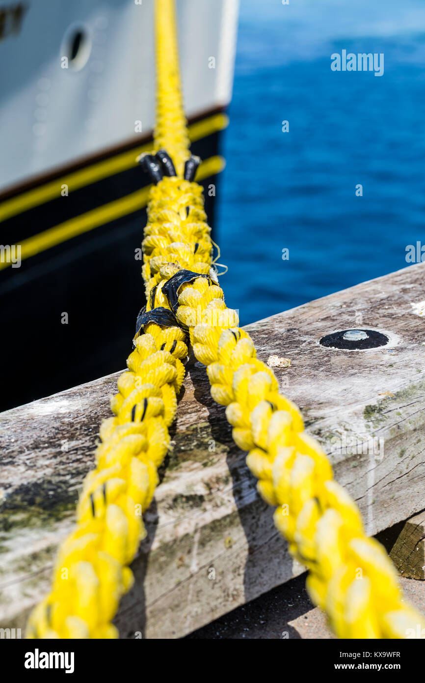 Una cuerda de amarre del barco. Foto de stock