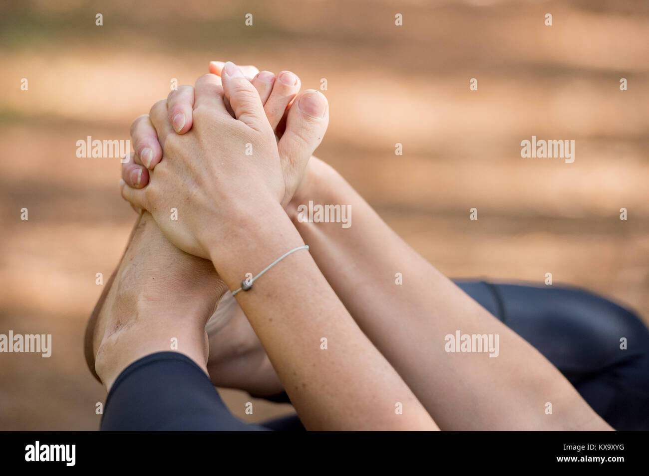 Mujer Practicando Yoga En La Arena Bebe Feliz Plantean Ananda Balasana Dia De Otono Fotografia De Stock Alamy