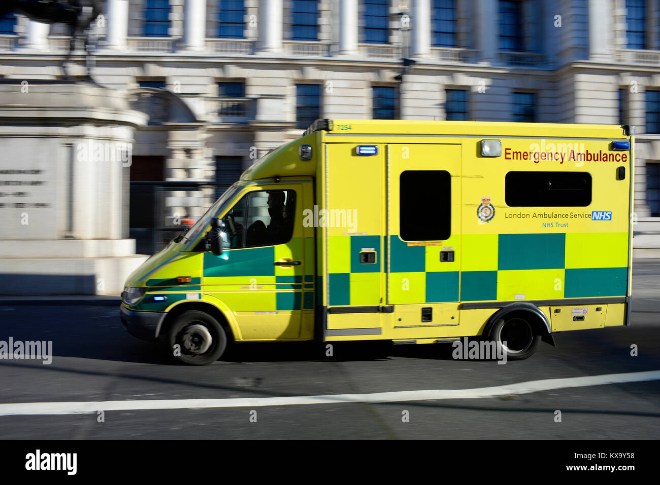 Racing ambulancia en velocidad en Whitehall, Westminster, London en una luz azul llamada. NHS Ambulancia de emergencia. Responder a la llamada. La aceleración. Fast Foto de stock