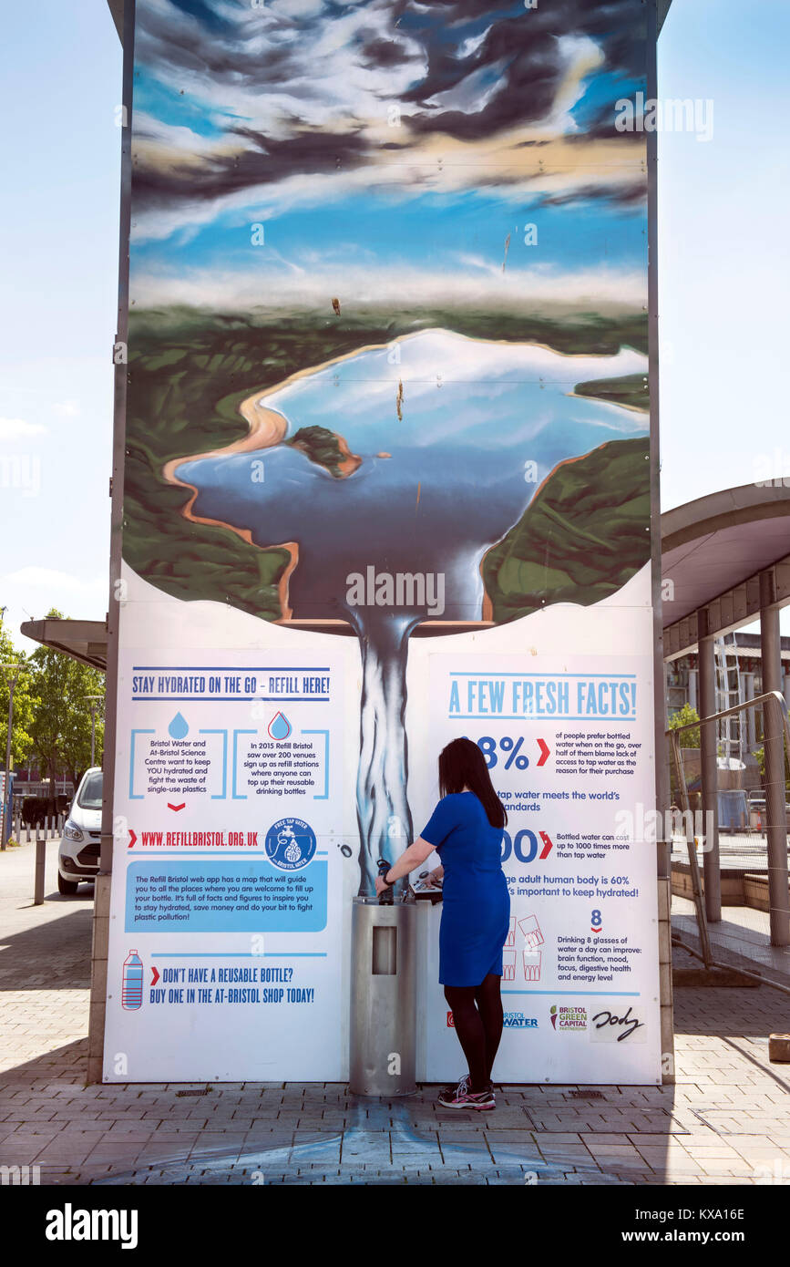 'Ciudad del Mar', una campaña para librar a Bristol de botella de plástico residuos - una estación de llenado de la botella de agua en la plaza del Milenio Foto de stock