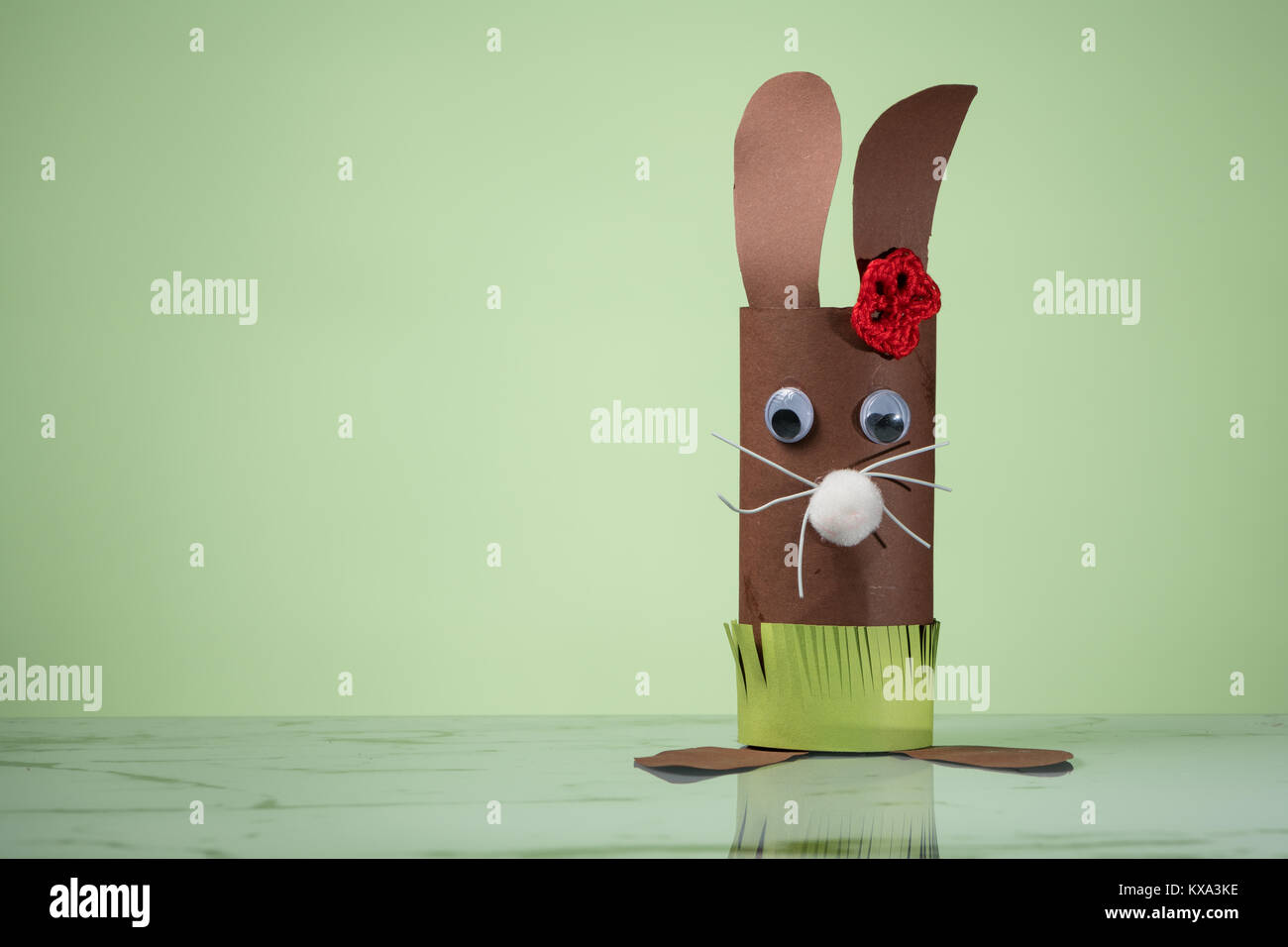 Primer plano de un conejo de Pascua hechas de papel higiénico rollo por un  niño Fotografía de stock - Alamy