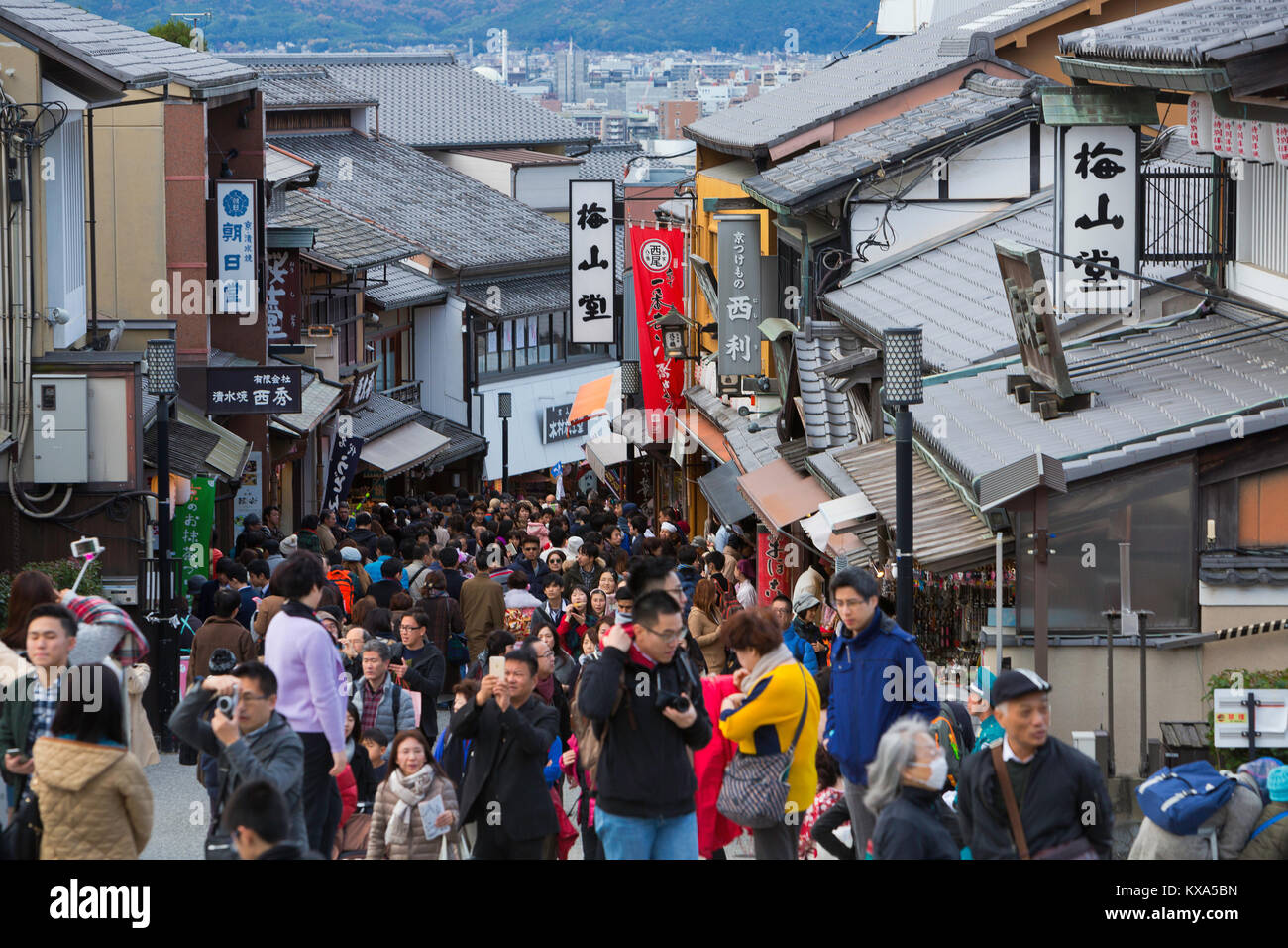 Las concurridas calles del Distrito Higashiyama de Kyoto, Japón. Foto de stock