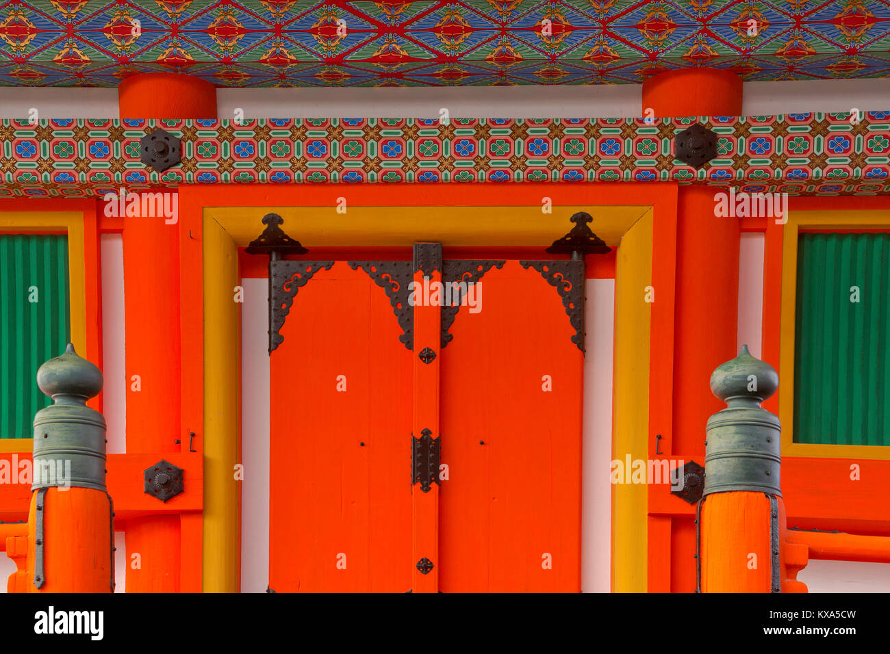 Colorido las puertas del templo de Higashiyama en Kyoto, Japón. Foto de stock
