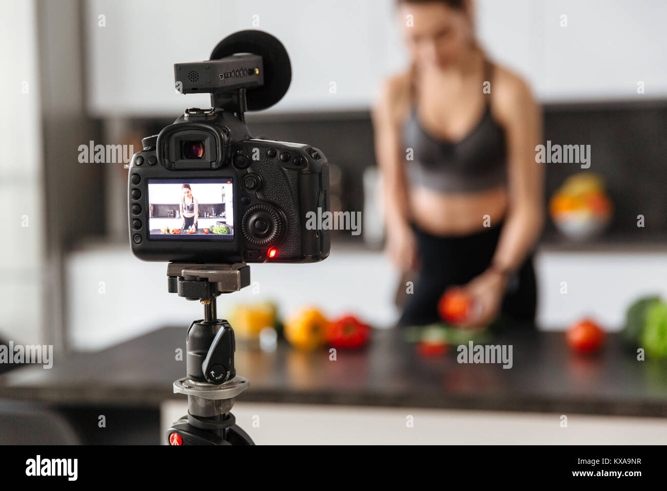 Cerca de una grabación con cámara tutorial de alimentos saludables con una  niña adentro Fotografía de stock - Alamy