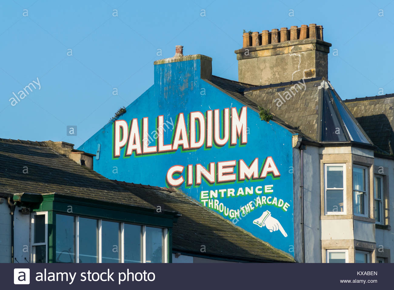 Signo Ghostsign desapareció pintada en el lado de la pared) que anuncian el Palladium  Cine Restaurado para estar lo más cerca posible de su original appeara  Fotografía de stock - Alamy
