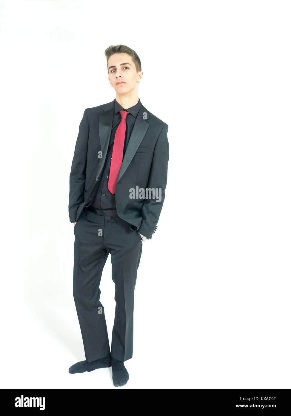 Joven con traje negro Fotografía de stock - Alamy