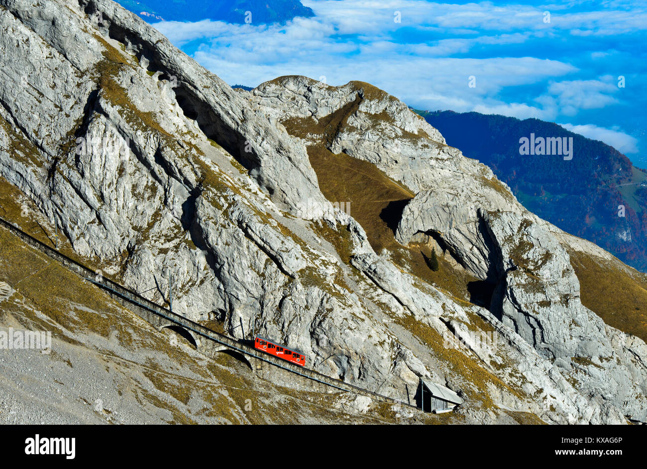 Vagoneta roja en ferrocarril del Pilatus Monte Pilatus,Alpnachstad,Suiza Foto de stock