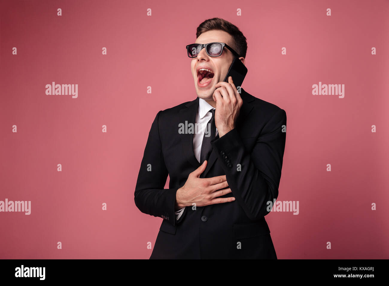 Foto de la risa joven empresario aislado permanente con gafas de sol y ...