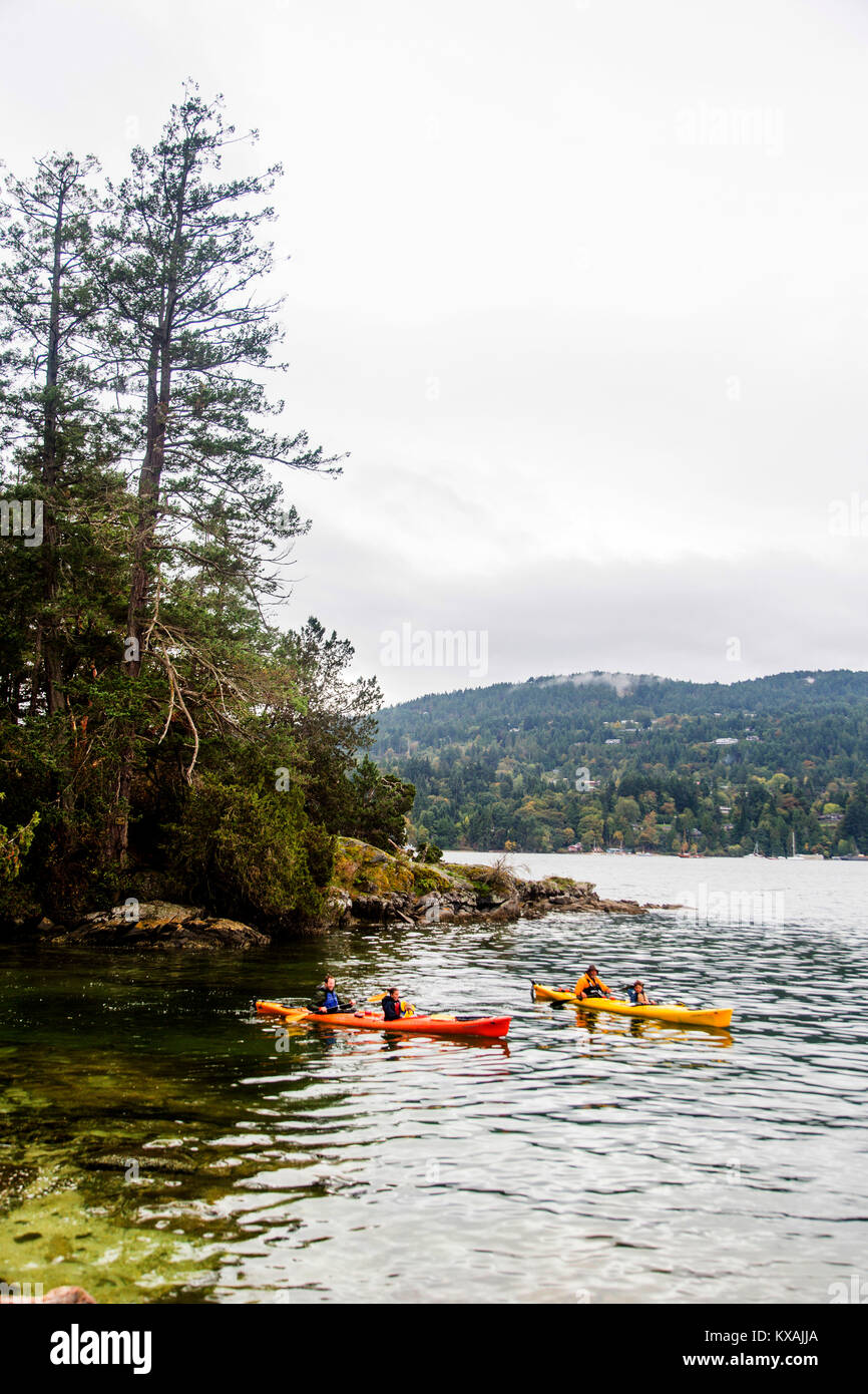 Grupo de personas de la costa de kayak de Gulf Islands, British Columbia, Canadá Foto de stock