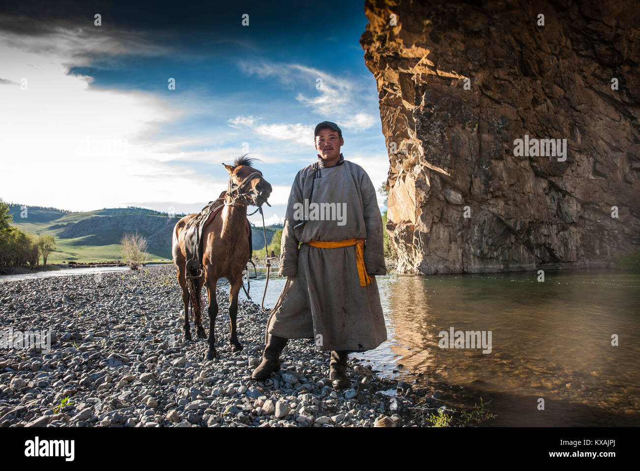 Jinete mongol en Río, Bunkhan Tamir, Bulgan, Mongolia Foto de stock