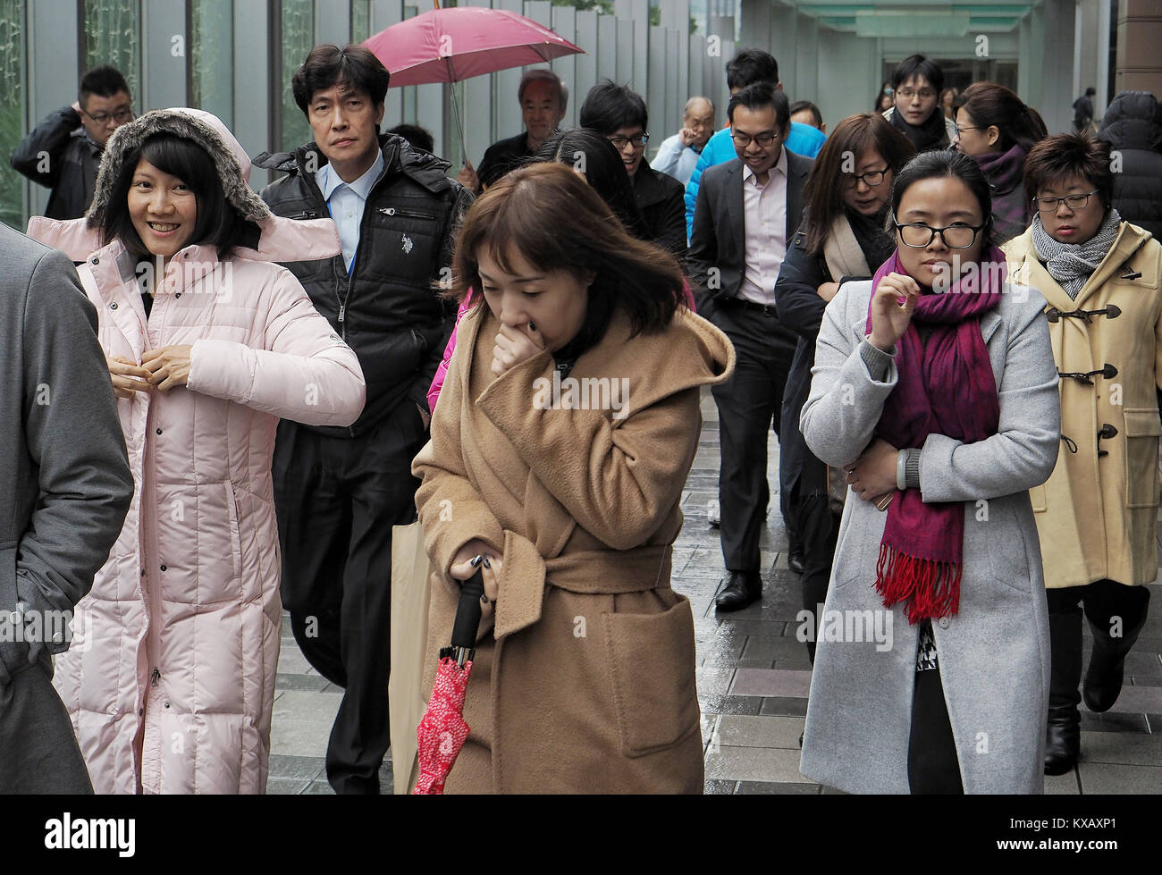 Vestido para el clima frio fotografías e imágenes de alta resolución