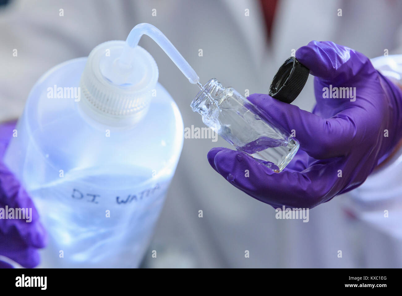 Laboratorio Químico añadiendo agua destilada a la muestra Fotografía de  stock - Alamy