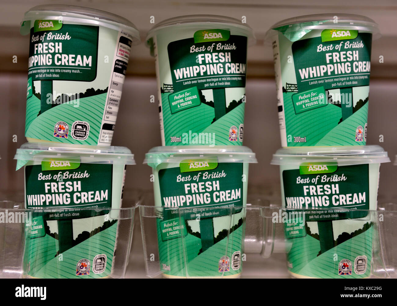 Cajas de nata fresca en supermercados Foto de stock