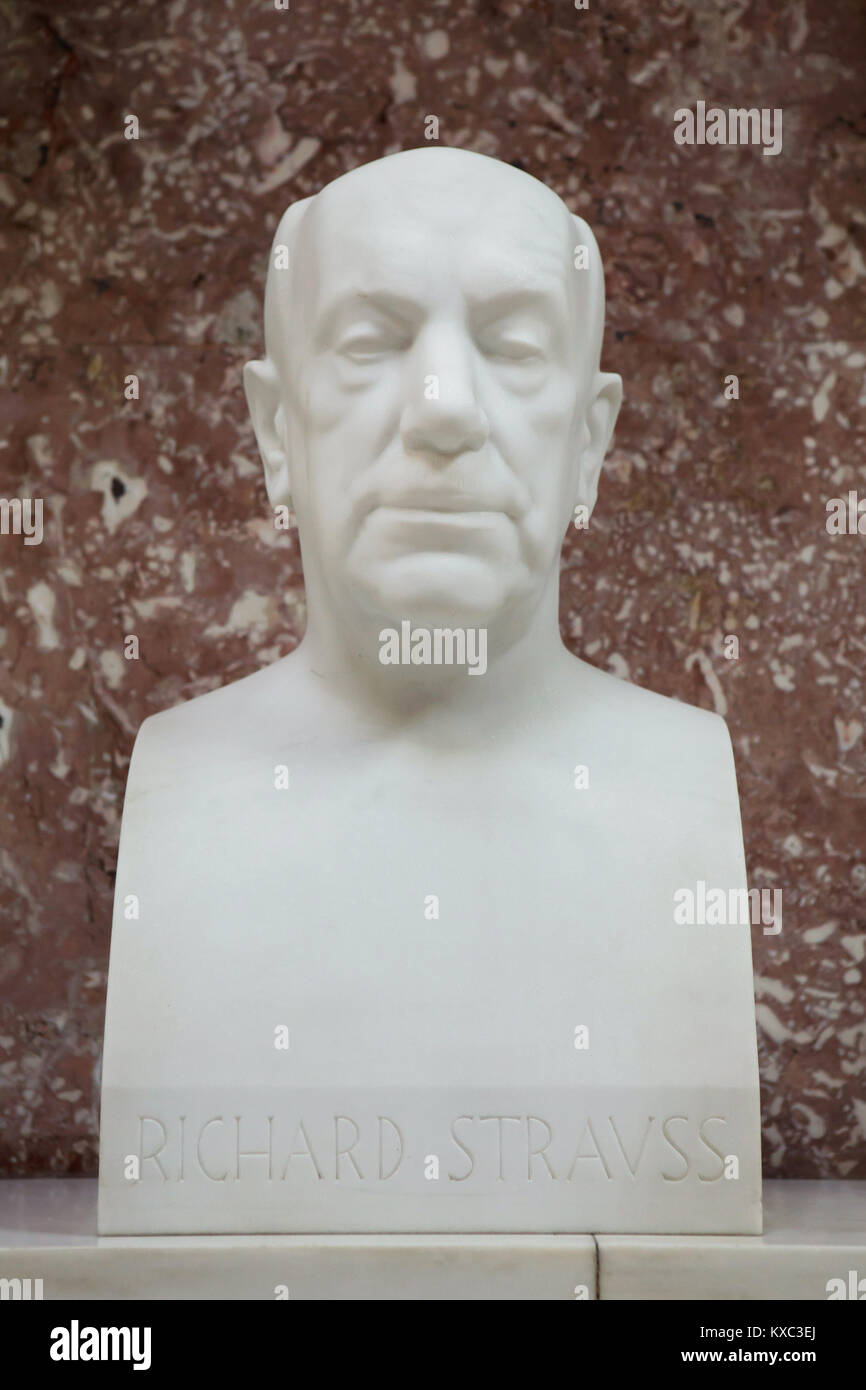El compositor alemán Richard Strauss. Busto de mármol por el escultor alemán Franz Mikorey (1973) en la pantalla en el salón de la fama del Walhalla Memorial cerca de Regensburg, en Baviera, Alemania. Foto de stock