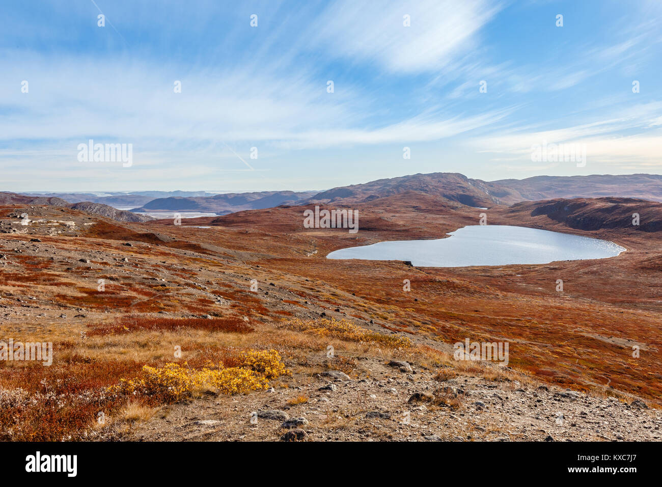 Otoño groenlandés yermos paisajes con lagos y montañas en el fondo, Kangerlussuaq, Groenlandia Foto de stock