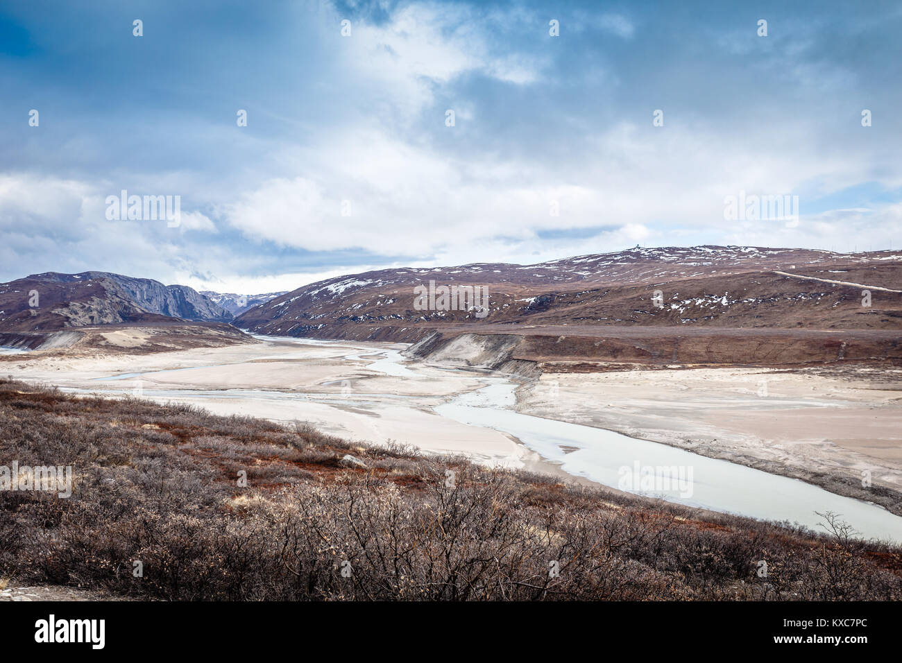 Los eriales groenlandés Paisaje con río y montañas de fondo Kangerlussuaq, Groenlandia Foto de stock