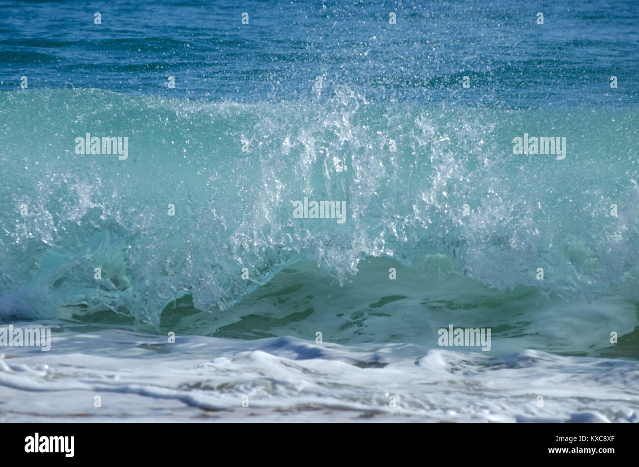Las olas que rompen en la orilla Foto de stock
