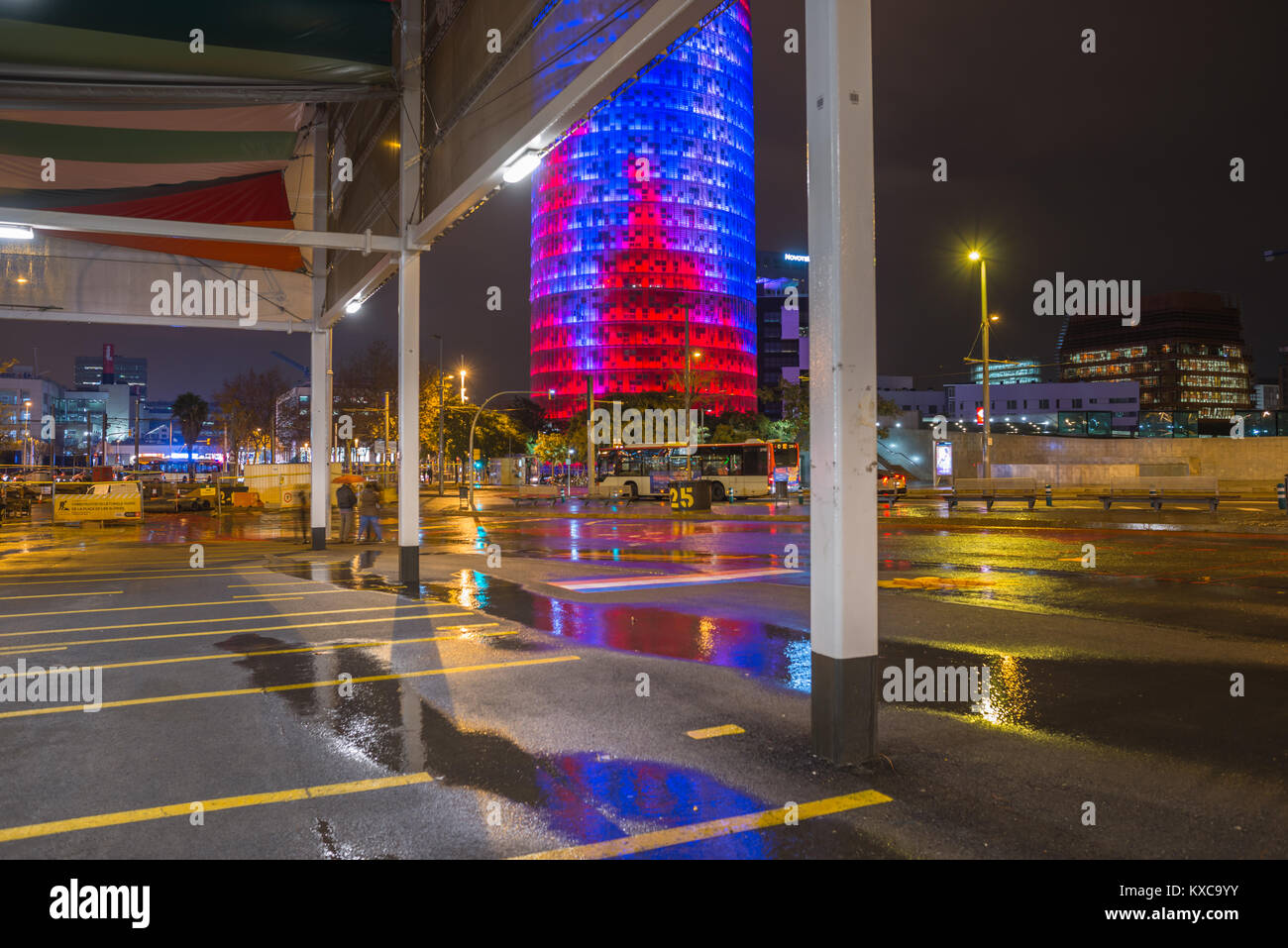 Torre Agbar, de Jean Nouvel reflejado en paletas en una noche lluviosa en Glorias Refugio autobús del distrito. Barcelona. España. Foto de stock