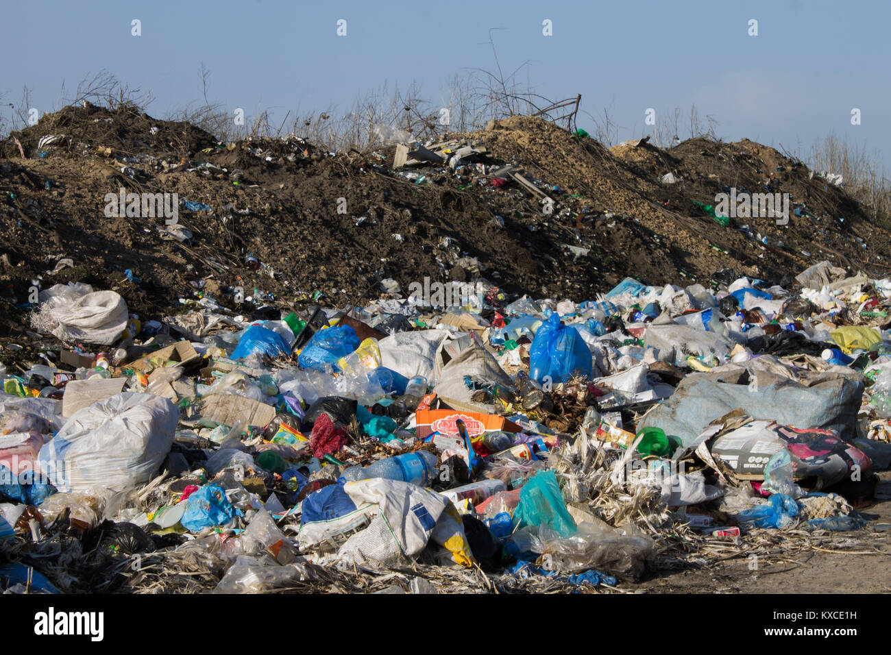 Volcado de pila de basura y desperdicios. La contaminación ambiental. Ecología Foto de stock