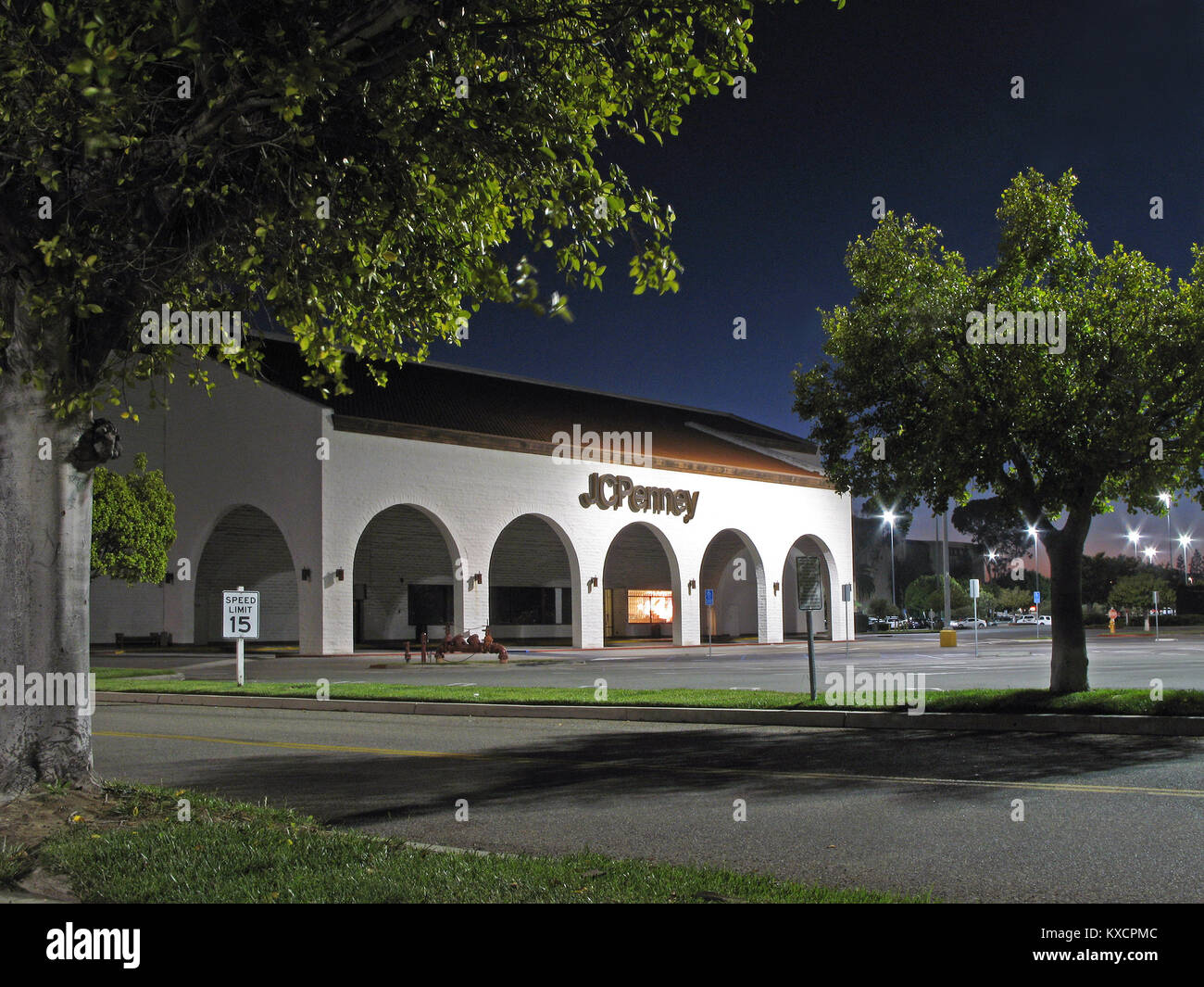 JC Penney en Laguna Hills Mall en la noche con parqueadero vacío