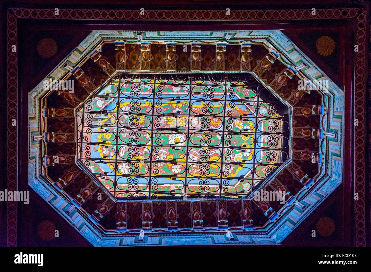 MARRAKECH, Marruecos - 11 de diciembre: Los patrones y colores de la luz en el techo del palacio Bahia, Marrakech. Diciembre de 2016 Foto de stock