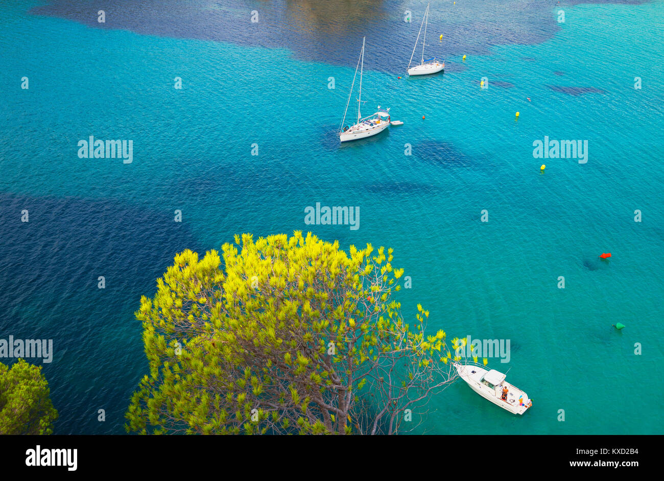 Vista de Cala Galdana y veleros, Menorca, Islas Baleares, España, Europa Foto de stock