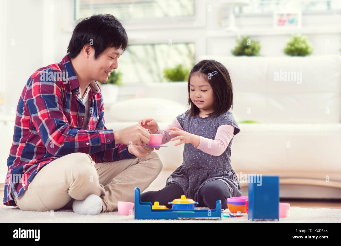 Joven padre japonés feliz jugando con su linda hija en casa Fotografía de  stock - Alamy