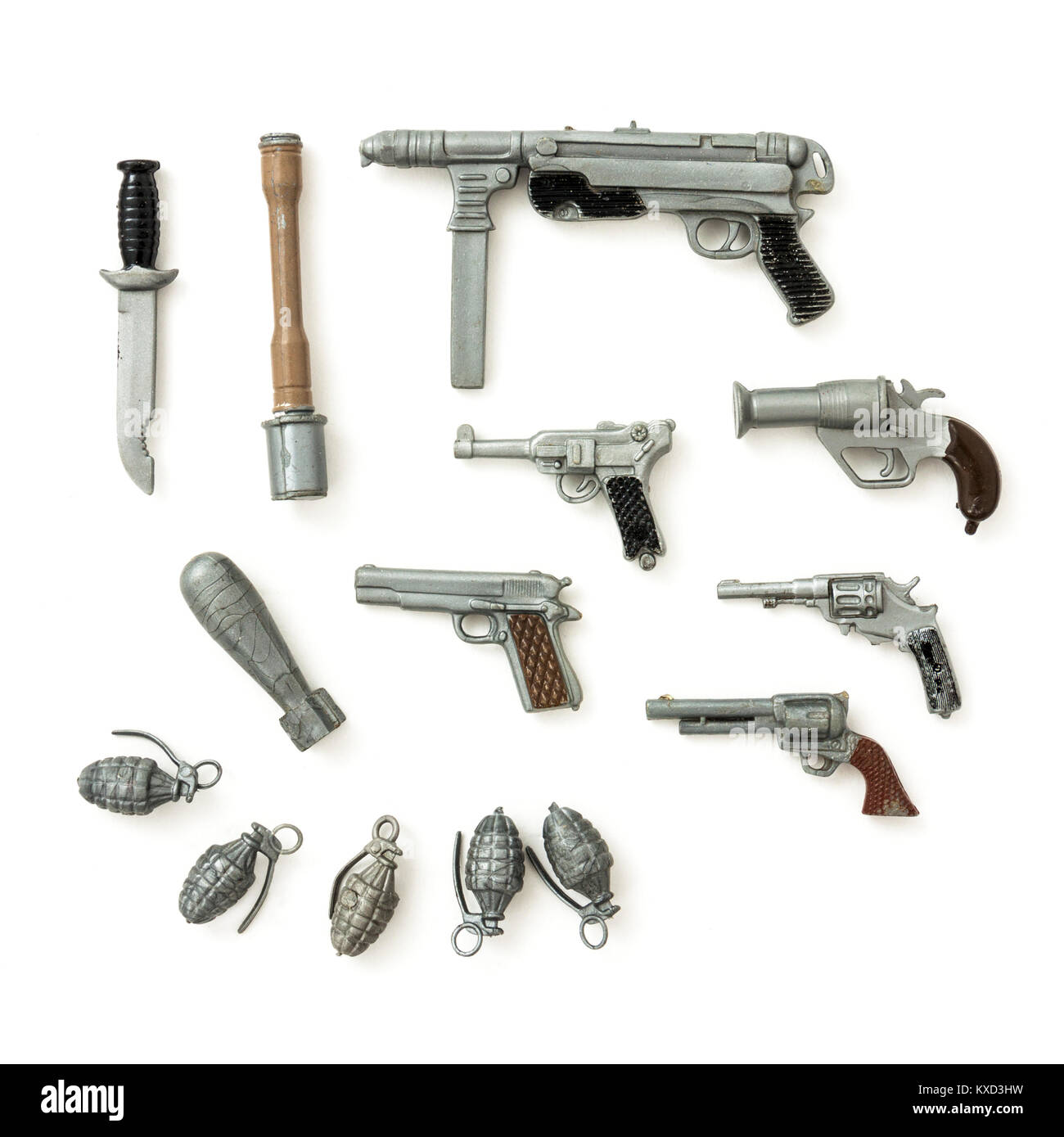 Selección de hombre de acción clásicos accesorios de armamento desde la década de 1960 hecha por Palitoy en Inglaterra, incluyendo varias pistolas y granadas de mano. Foto de stock