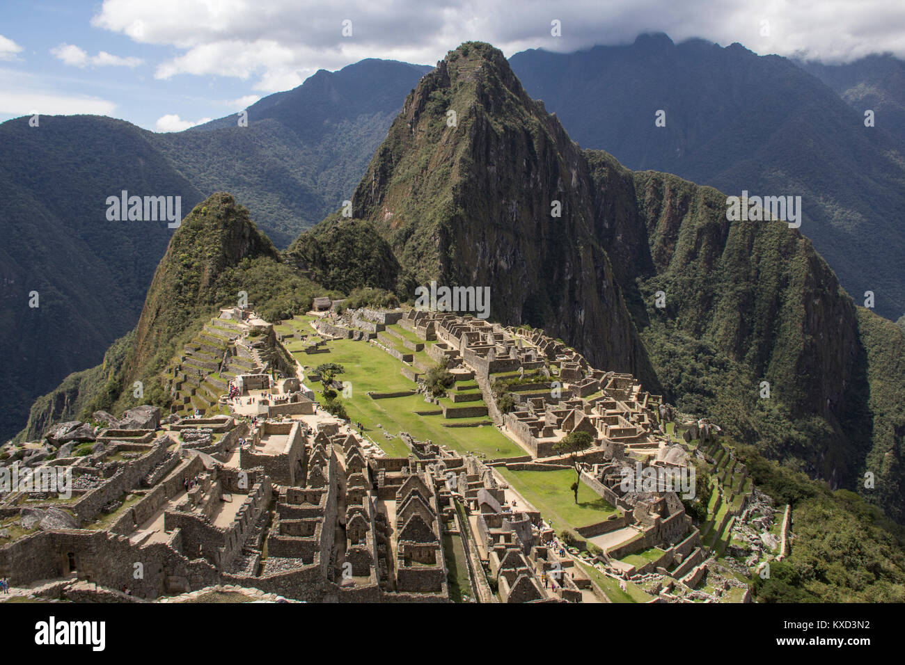 Un alto ángulo de visualización de la vieja ruina contra las montañas Foto de stock